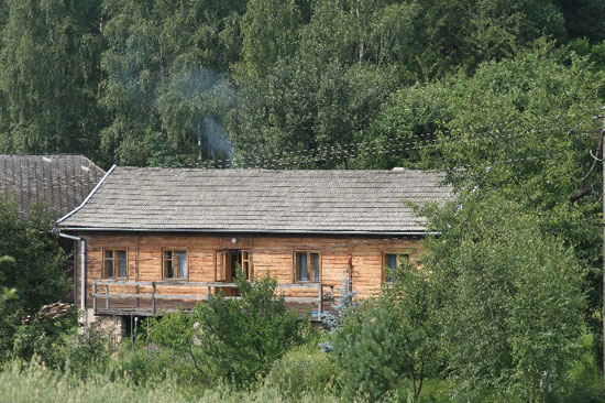 "Bogdanówka" Dom zbudowany własnoręcznie z drewna i
         kamienia.