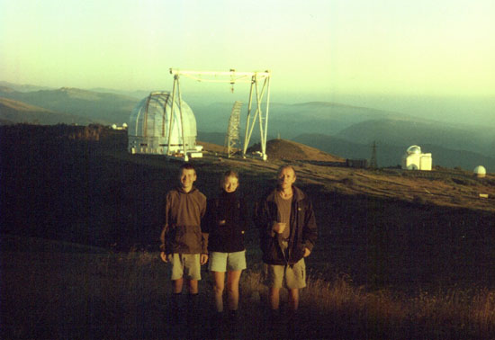 W górach Kaukazu na tle Specjalnego Astrofizycznego
         Obserwatorium Rosyjskiej Akademii Nauk - dobrze widoczna
         kopuła 6-cio metrowego teleskopu. Jestem tu wraz z córką
         Agnieszką i synem Kamilem.