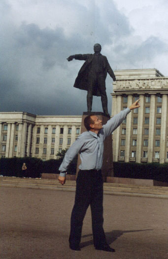 W St Petersburgu przy pomniku Lenina (w 2004 roku).