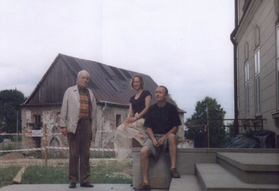 W Bieczu z Konradem Rudnickim i córką Agatą na tle szpitala
         gotyckiego założonego przez Królową Jadwigę. W tym szpitalu
         mieszkałem w latach 1972-1975 (wtedy pełnił on funkcję
         internatu).