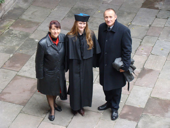 Przybyło nam w rodzinie astronomów – córka Agnieszka w dniu
         uroczystego odbioru dyplomu magistra astronomii (z lotu
         ptaka na dziedzińcu Collegium Maius UJ).