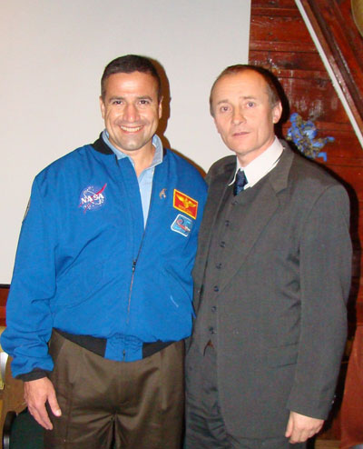 płk. George David Zamka pilotował w 2007 prom kosmiczny
         Discovery (misja STS-120), ale jest jeszcze chętny polecieć
         choćby na Księżyc.