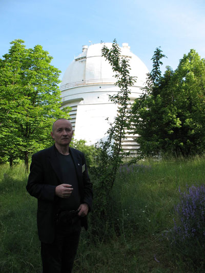 Przed kopułą 2.6 metrowego teleskopu w Krymskim
         Obserwatorium Astrofizycznym.