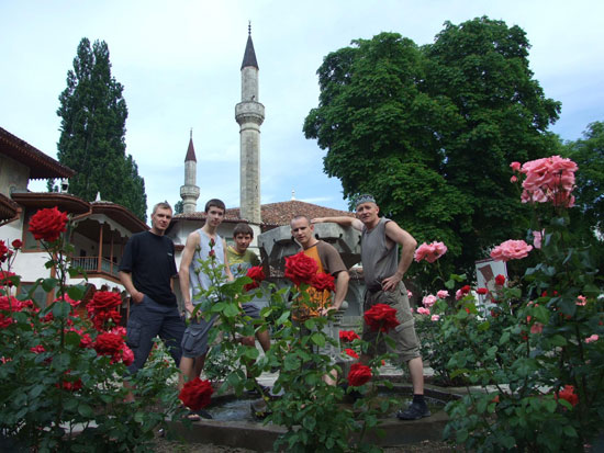 Wycieczkowo na dworze chana krymskiego w Bahczysaraju
         (2008).