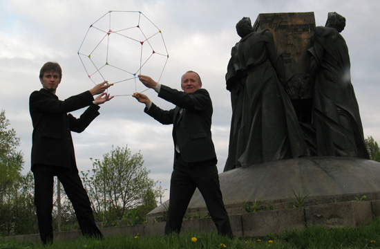 Dwunastościan foremny to nie tylko jedna z pięciu figur platońskich, ale dla niektórych również odzwierciedlenie właściwej topologii Wszechświata (Kijów, maj 2011)