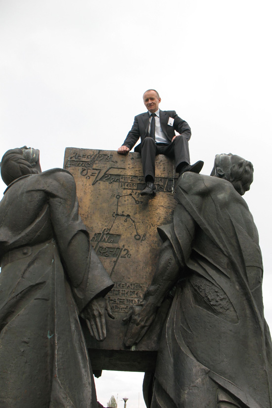 Z pomnika świat zdaje się wyglądać lepiej (Kijów, maj 2011)