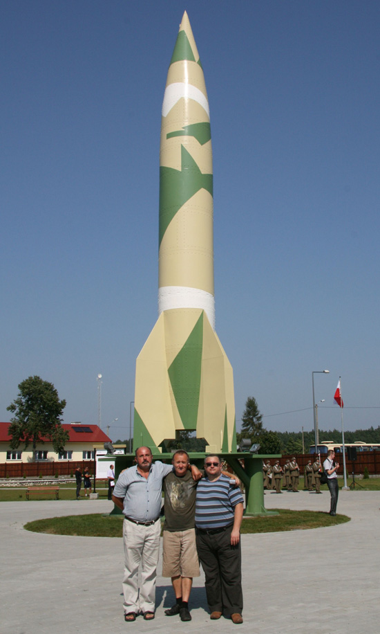 Przy modelu rakiety V-2 (Blizna, sierpień 2011)