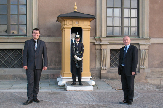 Króla Szwecji strzegą kobiety! Przed zamkiem królewskim w Sztokholmie z synem Kamilem (wrzesień, 2011)