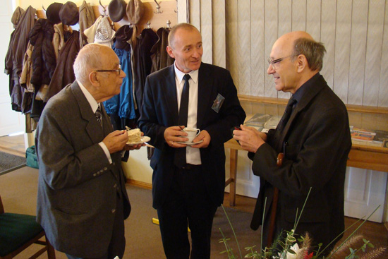 Z Virginią Trimble (u góry) oraz z Konradem Rudnickim i Michałem Hellerem, podczas sesji naukowej Człowiek i Wszechświat (Kraków, 15 października 2011)
