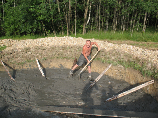 Taniec z łopatą po zastygającym betonie fundamentu pod RT-9 w Rzepienniku Biskupim (lipiec, 2012)