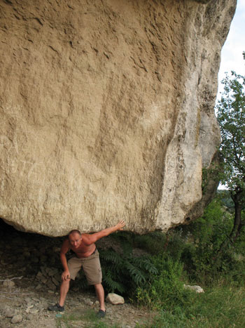 W Czufut - Kale trzeba podtrzymywać skałę, by nie spadła i nie zniszczyła Bakczysaraja.