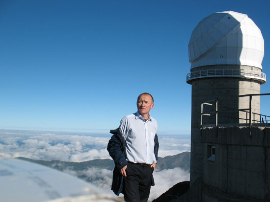 Przy kopule 2-metrowego Teleskopu Bernarda Lyota na Pic du Midi (2890 m.n.p.m) w Pirenejach.